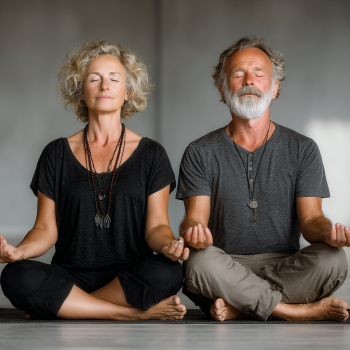 Clasă de yoga pentru seniori în desfășurare